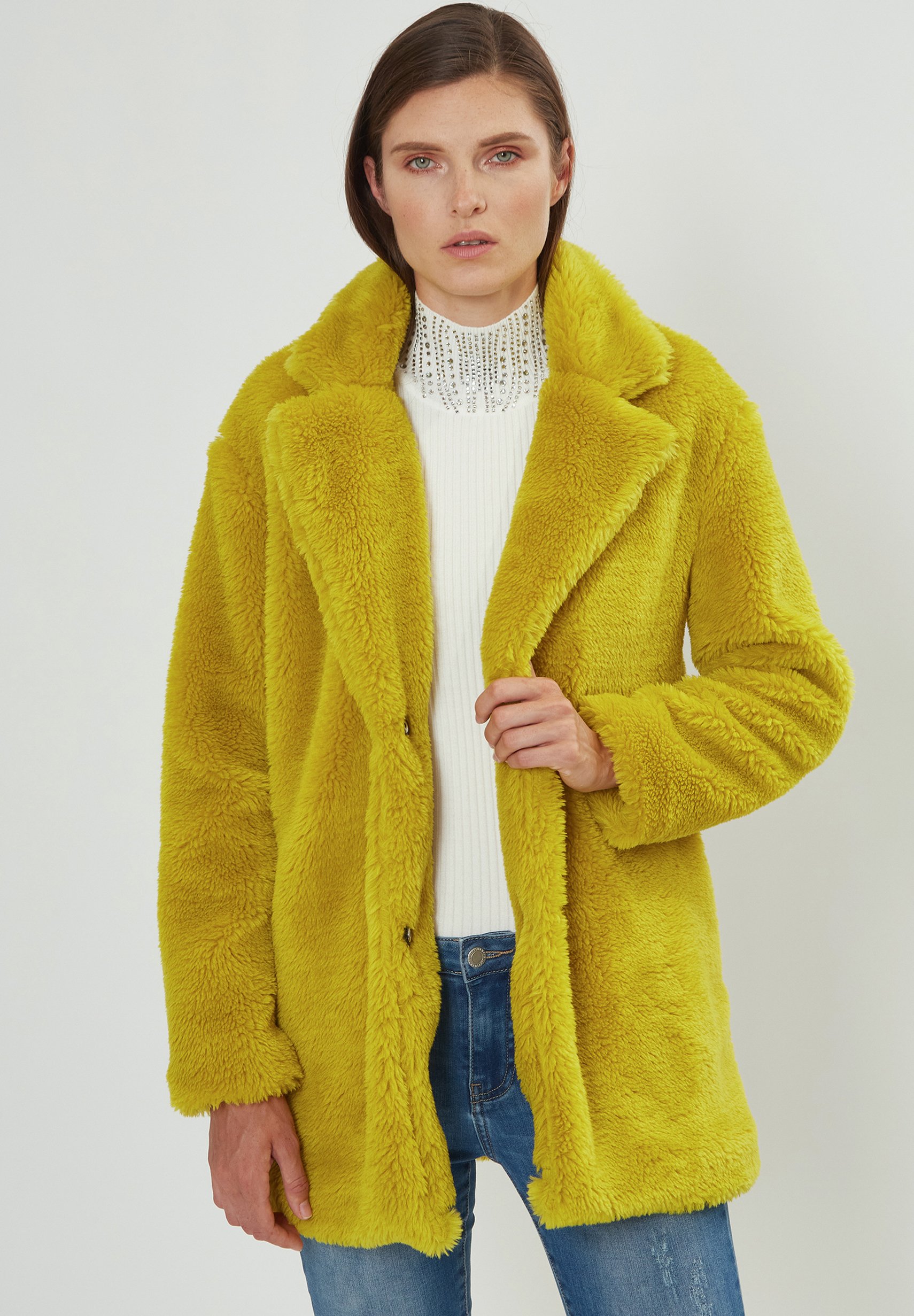 abrigo amarillo mujer