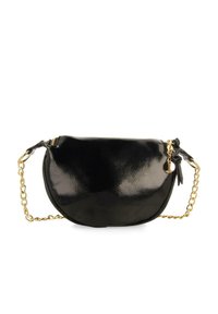 Bolso de charol negro con forma redondeada, correa de cadena en tono dorado, cierre de cremallera y un acento decorativo de borla en el lateral.