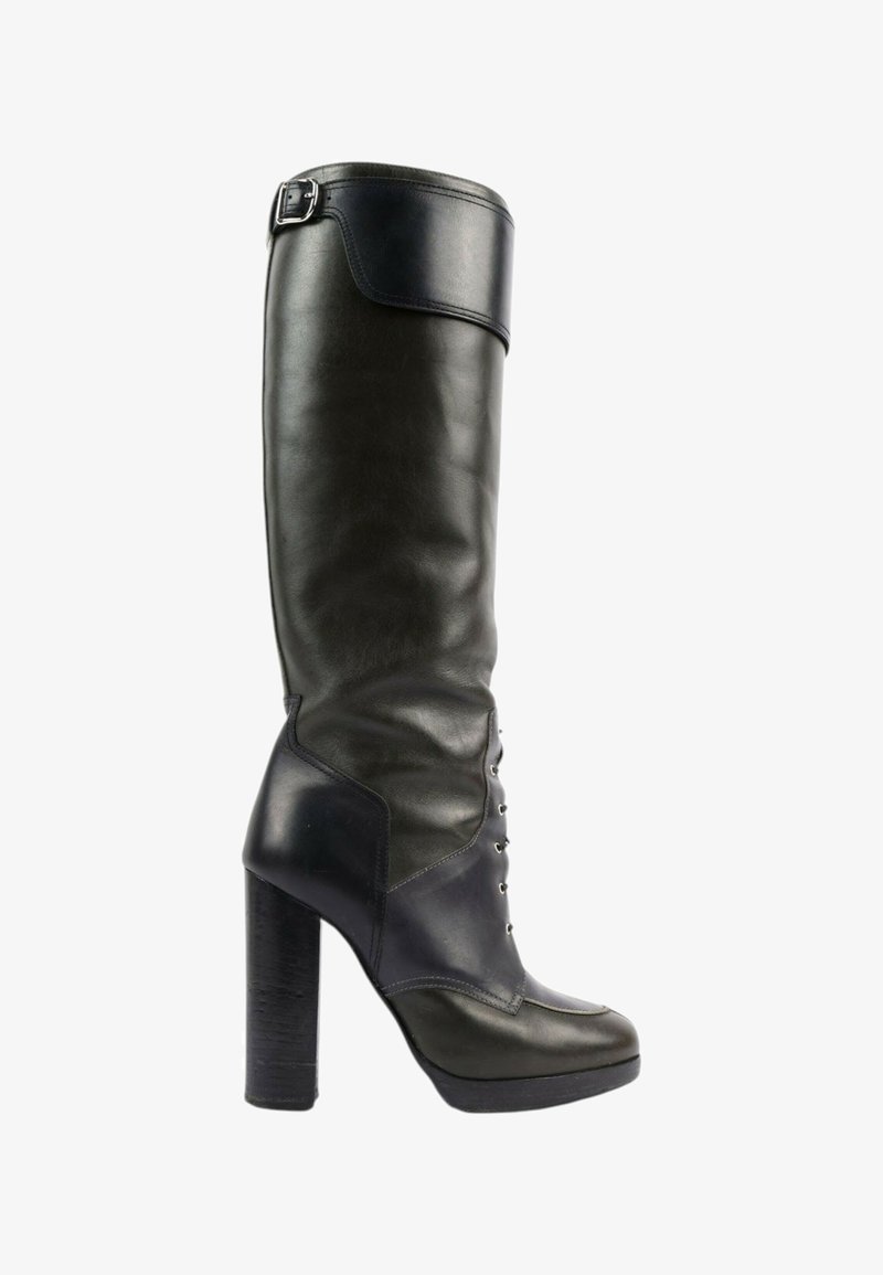 Botte haute en cuir noir à talon haut avec sangle à boucle en haut et détail lacé à l'avant.