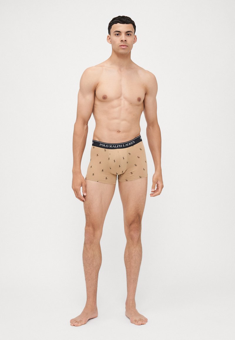 Beige boxeralsók fekete "Polo Ralph Lauren" derékkal, kisebb fekete hímzett logókkal az egész felületen. Puha anyag, testhezálló fazon.