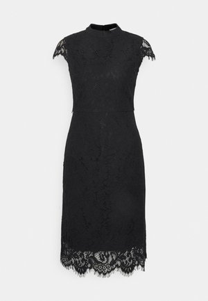Czarna koronkowa sukienka z krótkimi rękawami typu cap, wysokim dekoltem, dopasowanym krojem i falbaniastym wykończeniem koronkowym na dole.