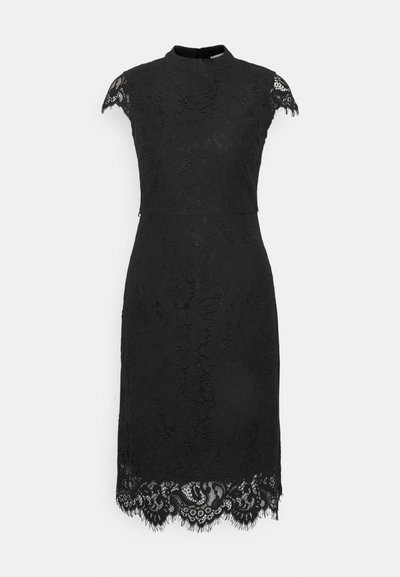 Czarna koronkowa sukienka z krótkimi rękawami typu cap, wysokim dekoltem, dopasowanym krojem i falbaniastym wykończeniem koronkowym na dole.