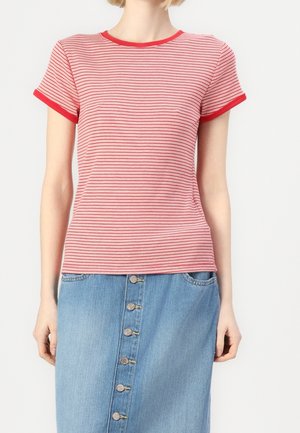 Rot-weiß gestreiftes T-Shirt mit rundem Ausschnitt und kurzen Ärmeln, verziert mit einfarbig rotem Besatz am Kragen und an den Ärmelbündchen.