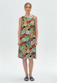 Ärmelloses Kleid mit schwarzem Grundton und lebhaften grünen, orangefarbenen und weißen Blättern; lockerer Schnitt und knielange Gestaltung.
