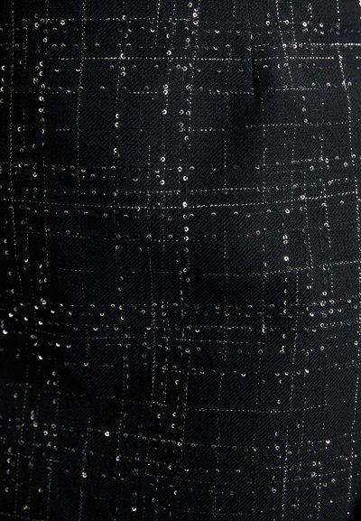 Crna tkanina s mrežastim uzorkom, ukrašena brojnim malim, sjajnim štrasima koji dodaju teksturu i vizualnu interesantnost.