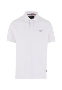 Polo shirt bianco a maniche corte con due bottoni, piccolo logo ricamato e testo "EST. 1983" nella parte sinistra del petto.