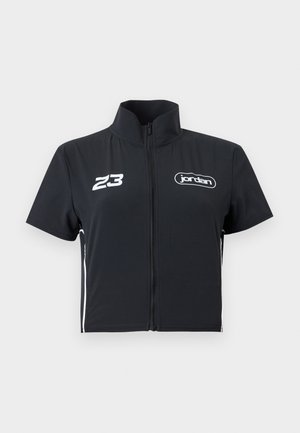 Zwarte korte mouwen ritsjas met hoge kraag, wit "23" op de linkerborst en "jordan" logo op de rechterborst.