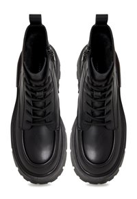 Zwarte leren enkellaarsjes met een glad oppervlak, ronde neus, veters aan de voorkant en een ritssluiting aan de zijkant. Dikke rubberen zool met profiel voor grip.