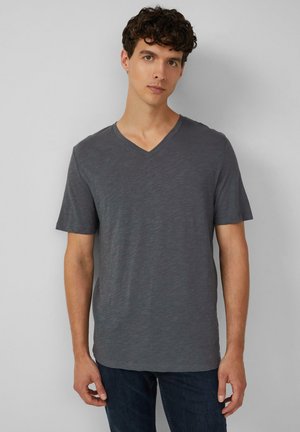 Grijze kortsl sleeve V-hals t-shirt gemaakt van lichtgewicht, gestructureerde stof. Losse pasvorm met een gladde afwerking en een subtiel gemêleerd patroon.