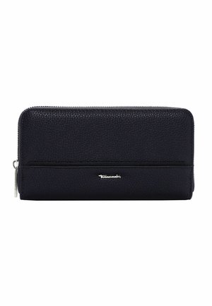 Zwarte leren portemonnee met een gestructureerde afwerking, ritssluiting en een metalen logo-accent aan de voorkant. Compacte rechthoekige vorm.