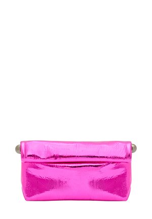 Borsa a mano metallizzata fucsia con forma rettangolare, texture liscia e design a ribalta con accessori in metallo.