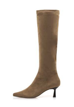 Bottes hautes jusqu'aux genoux, à bout pointu, en douce suède taupe, avec un talon fin effilé et un design minimaliste sans matériel visible.