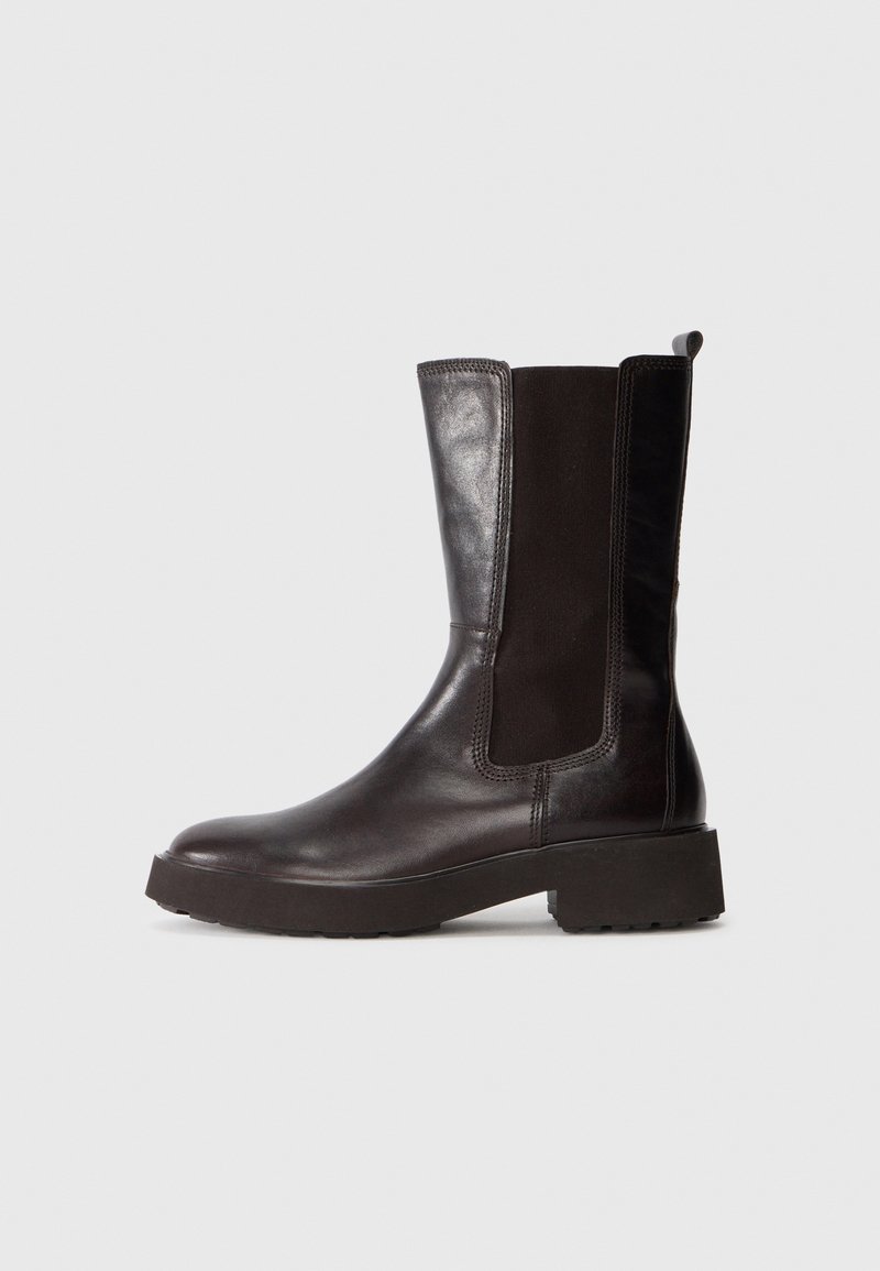 Botte Chelsea en cuir noir mi-mollet avec panneaux latéraux élastiques, languette à l'arrière et talon bas épais sur un fond blanc uni.