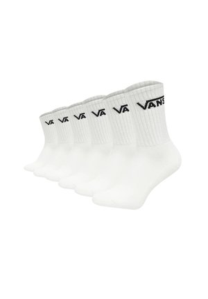 Calcetines de algodón blancos de tipo crew con textura acanalada y un logo negro de "VANS" en el puño. Cinco pares expuestos en vista frontal.