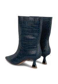 Botas de tobillo de cuero navy con estampado de cocodrilo, con punta afilada y tacón cónico, que presentan un acento en negro contrastante en la base del tacón.