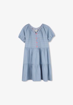 Μπλε φόρεμα με κοντά μανίκια, διαθέτει σχεδιασμό με στρώσεις, ροζ κουμπιά και διακριτικές μεταλλικές ρίγες στο ύφασμα. Στρογγυλή λαιμόκοψη.