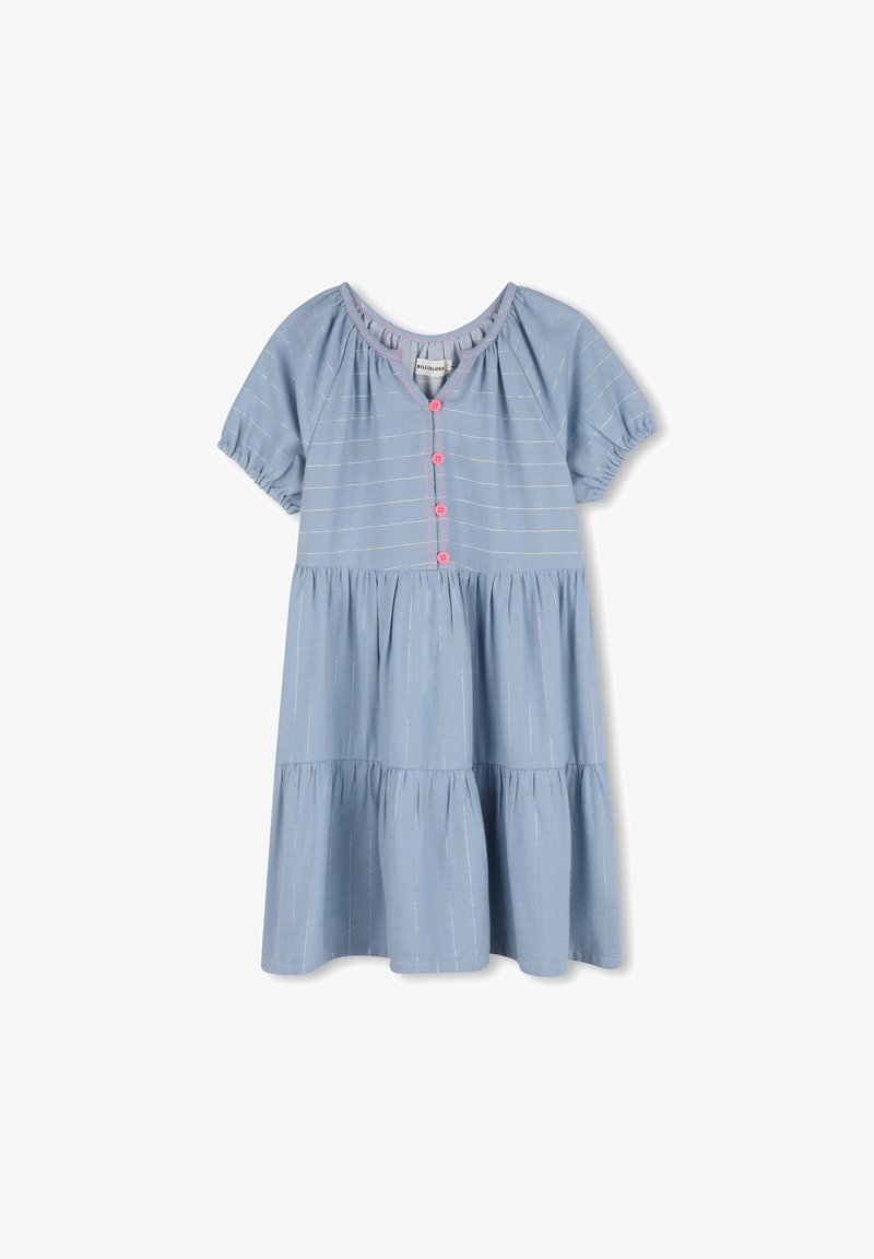 Μπλε φόρεμα με κοντά μανίκια, διαθέτει σχεδιασμό με στρώσεις, ροζ κουμπιά και διακριτικές μεταλλικές ρίγες στο ύφασμα. Στρογγυλή λαιμόκοψη.