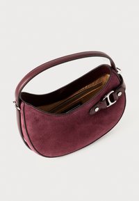 Μικρή βουργουνδίνης σουέντ τσάντα με ένα μόνο χερούλι στο πάνω μέρος, λεπτομέρεια ασημένιου κολάν και καφέ εσωτερικό με τσέπη που κλείνει με φερμουάρ.