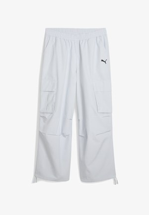 Lys grå cargo bukser med elastisk talje, to sidelommer og et sort logo på venstre ben; lavet af et let materiale.