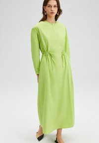 Touché Privé FRILLY WAISTED POPLIN - MODEST - Denné šaty - green