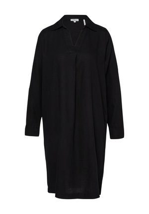Czarna sukienka koszulowa z długim rękawem, kołnierzykiem, dekoltem w serek oraz luźnym, prostym krojem.