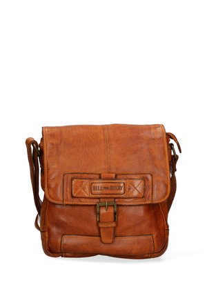 Borsa a messaggero in pelle marrone con chiusura a patta, tracolla regolabile, logo in rilievo e particolari in metallo sulla parte anteriore.
