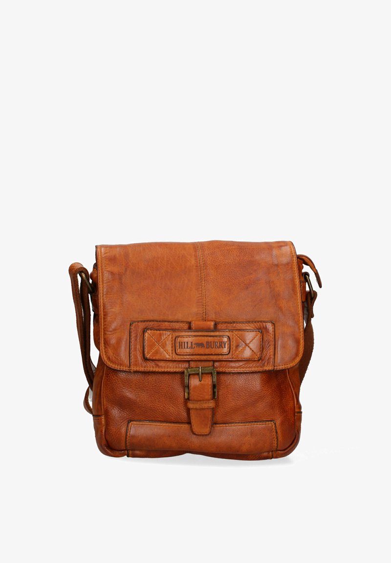 Borsa a messaggero in pelle marrone con chiusura a patta, tracolla regolabile, logo in rilievo e particolari in metallo sulla parte anteriore.