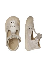 Zapatos infantiles metálico plateados con diseño de flores perforadas, correa ajustable, suela flexible y punta redondeada. Presentan una textura suave.