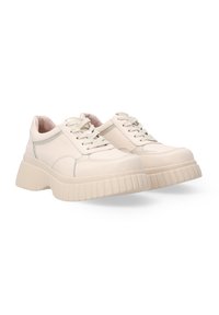 Beige Leder-Sneaker mit einer dicken, geriffelten Sohle, abgerundetem Zehenbereich und Schnürsenkeln. Verfügt über dezente Nähte und seitliche Akzente für zusätzlichen Detailreichtum.