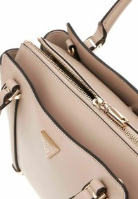 Sac à main beige avec des finitions noires, en matériau synthétique lisse, avec des compartiments à double fermeture éclair, des accessoires en métal doré et un accent en logo triangulaire.