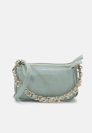 Sac à main en cuir texturé vert clair Valentino avec bandoulière chaîne en or et compartiments zippés sur fond blanc.