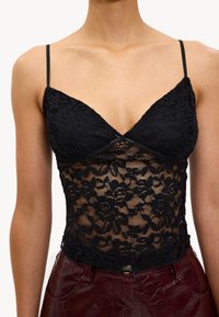 Zwarte kanten bralette met dunne bandjes, voorzien van bloempatronen, een V-hals ontwerp en een doorzichtige textuur, gecombineerd met een bordeauxglanzende onderkant.