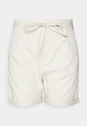 Valkoiset puuvillashortsit, joissa on sidottu vyötärö, käännetyt lahkeet ja pleatattu etuosa. Sujuva rakenne ja rento muotoilu, joka sopii kesäkäyttöön.