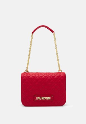 Czerwona pikowana torebka z złotym łańcuszkiem i złotą plakietką z logo "Love Moschino" z przodu.