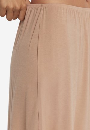 Hellrosa elastische Bundhose aus weichem, glattem Stoff mit dezenten Falten, ideal für Freizeit- oder Lounge-Bekleidung.