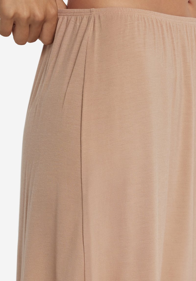 Ljusrosa byxor med elastisk midja i mjukt och slätt tyg med subtila veck, perfekta för vardags- eller mysplagg.