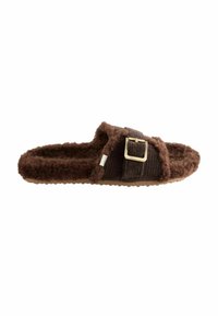 Chausson en peluche brun avec une bride texturée, doté d'une boucle en métal, d'un intérieur doux et d'une semelle en caoutchouc pour une meilleure adhérence.