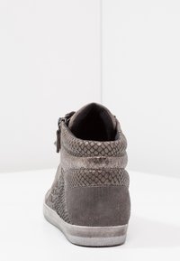 Šedé vysoké tenisky vyrobené z kůže s texturou připomínající plazí kůži. Mají hladký akcent vzadu a texturovanou podrážku pro lepší přilnavost.