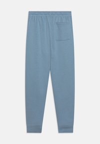 Pantalones de chándal ligeros y azules con cinturilla elástica, puños acanalados y un solo bolsillo trasero. Textura suave, diseño casual.