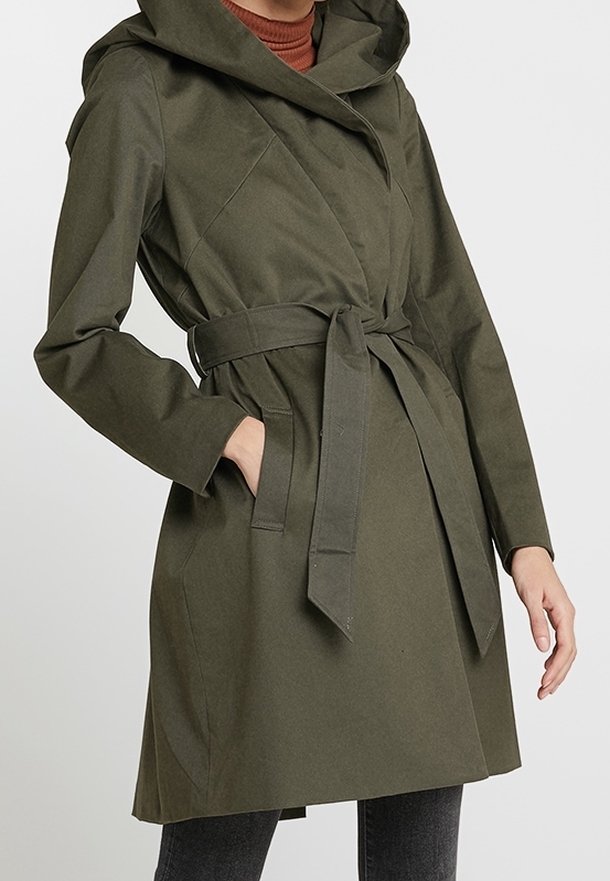 Trench-coat olive vert, à capuche, avec une taille ceinturée, des manches longues et des poches latérales. Fait d'un tissu lisse et léger avec une coupe ajustée.