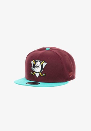 Bordeauxfarbenes Snapback-Cap mit einem türkisfarbenen Schirm und Knopf, das ein gesticktes Enten-Logo und gekreuzte Hockeyschläger auf der Vorderseite zeigt.