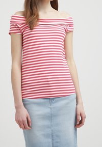 Pruhovaný top bez ramínek v růžové a bílé barvě, s krátkými rukávy. V kombinaci s lehkou denimovou sukní s předním knoflíkem a středovým švem.