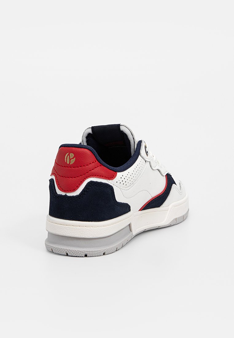 Sneaker met een bovenwerk van wit leder, marineblauwe suède accenten, een rode hak en perforaties. Heeft een gewatteerde kraag en een grijze buitenzool.