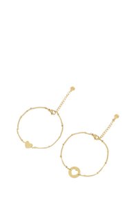 Pulseras de cadena de oro con charms en forma de corazón. Cada pulsera tiene eslabones delicados y cierres ajustables. Diseño sencillo y elegante.