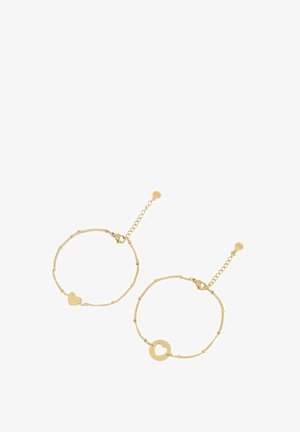 Bracelets en chaîne dorée ornés de pendentifs en forme de cœur. Chaque bracelet possède des maillons délicats et des fermoirs ajustables. Un design simple et élégant.