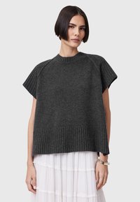 Maglione lavorato a maglia grigio scuro con orlo a coste. Presenta maniche corte e un collo rotondo. Texture morbida con un design a vestibilità ampia.
