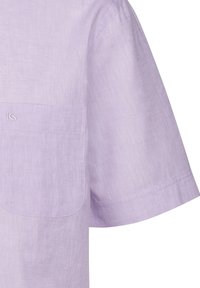 Camicia a maniche corte color lavanda chiaro in tessuto leggero; presenta una tasca sul petto e dettagli di cucitura sottili. Texture liscia e vestibilità casual.