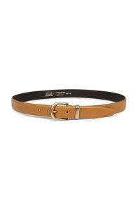 Bruine leren riem met een messingkleurige gesp en lus, plat gelegd, met vijf verstelgaatjes en gestikte randen.
