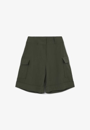 Pantaloni cargo verde oliva con frontale piatto, due tasche laterali, orli arrotolati e una texture della stoffa liscia. Design leggero per abbigliamento casual.