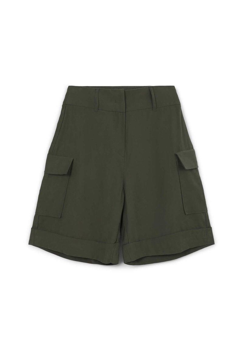 Pantaloni cargo verde oliva con frontale piatto, due tasche laterali, orli arrotolati e una texture della stoffa liscia. Design leggero per abbigliamento casual.